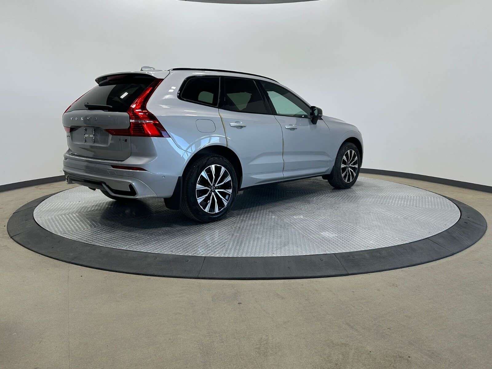 2024 Volvo XC60 XC60 B5 PLUS DARK THEME alt 3