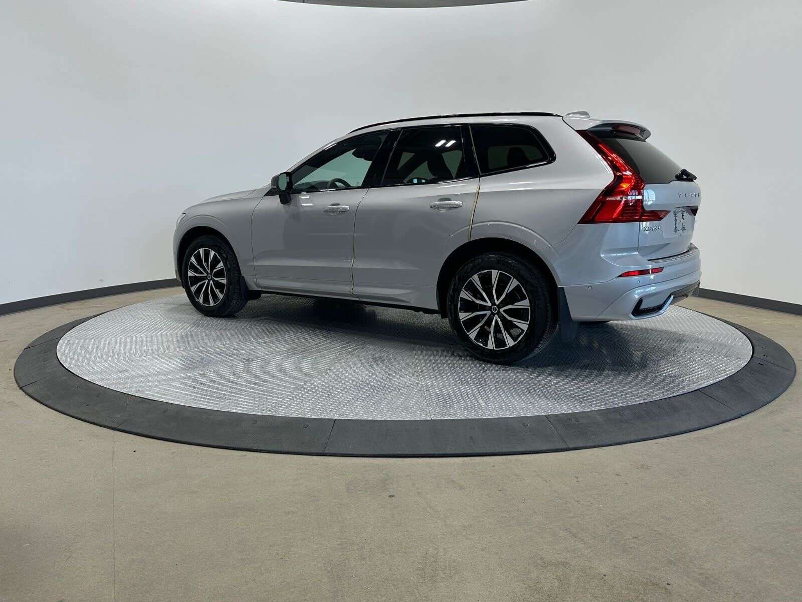 2024 Volvo XC60 XC60 B5 PLUS DARK THEME alt 5