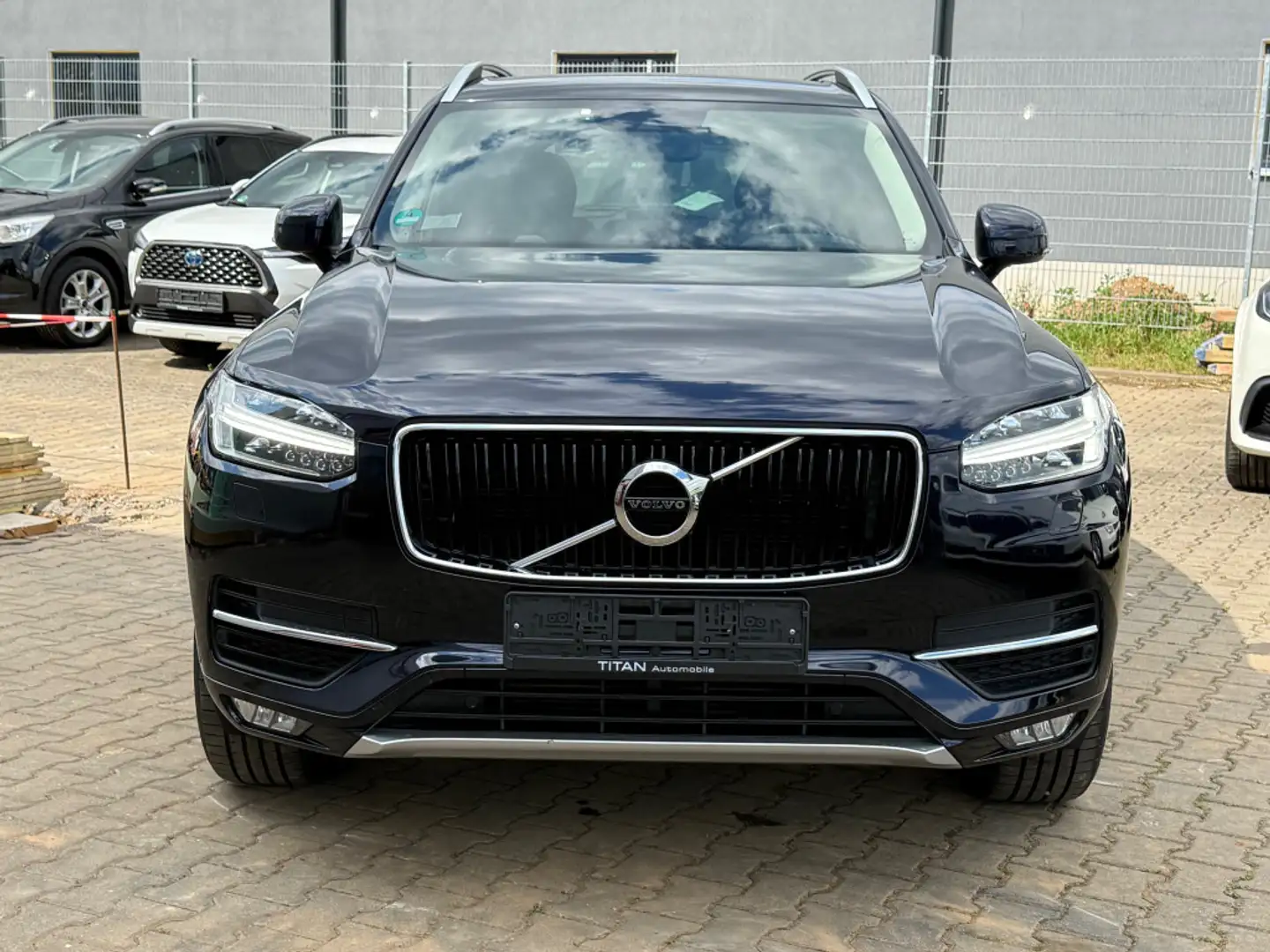 Volvo XC90 D5 AWD  7-sitzer  Leder  Viele Assistenten Schwarz - 2