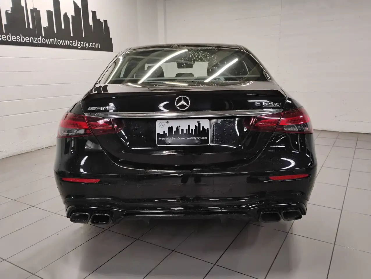 Mercedes-Benz E-Class снимка Mercedes-Benz E-Class