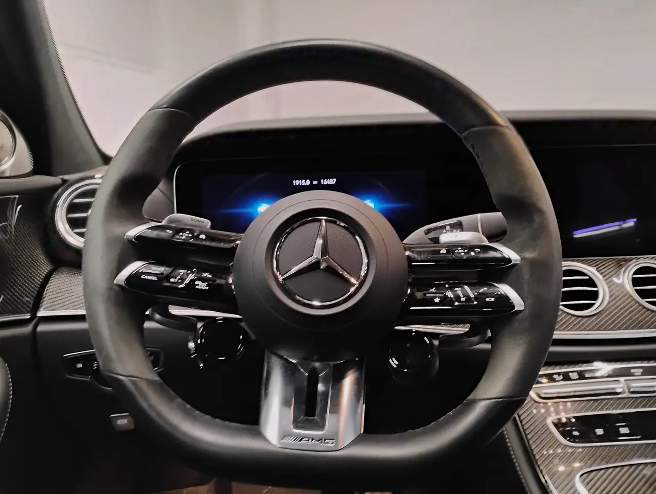 Mercedes-Benz E-Class снимка Mercedes-Benz E-Class