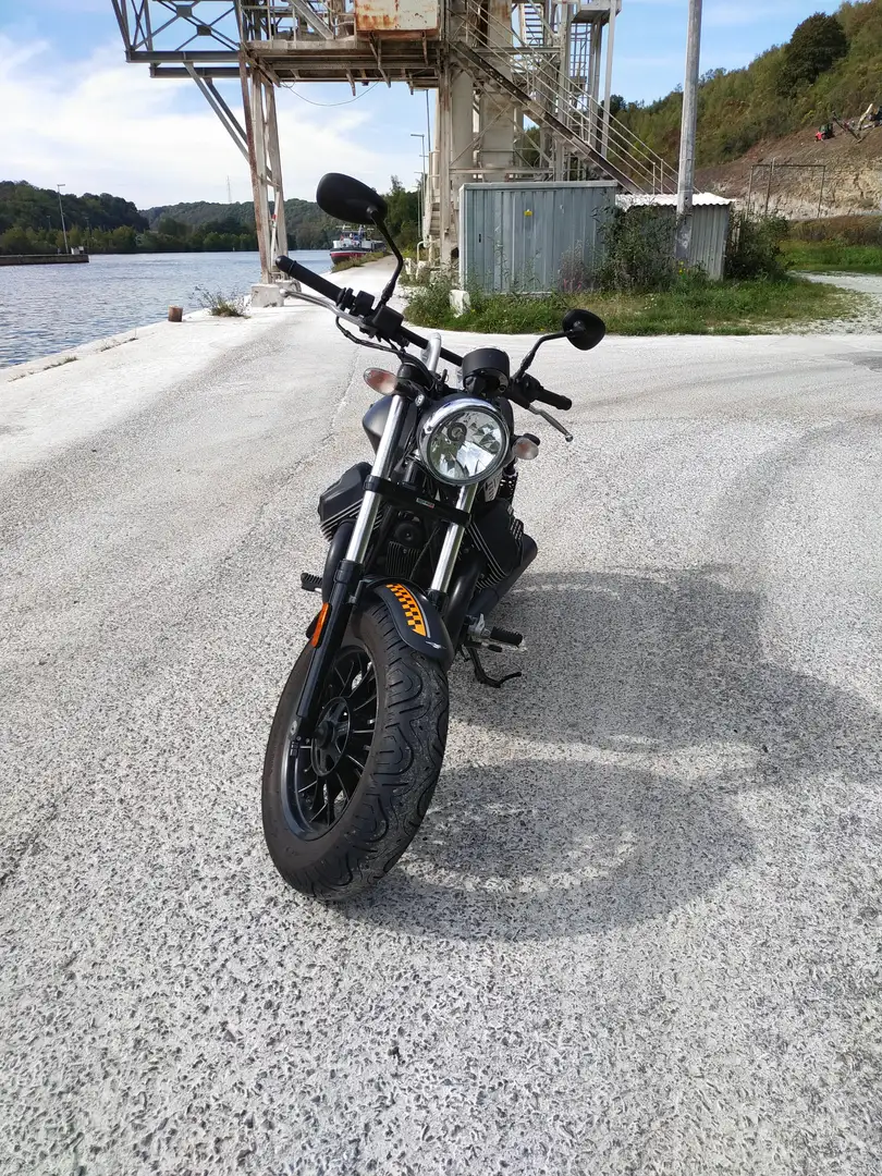 Moto Guzzi V 9 Bobber Negro - 1