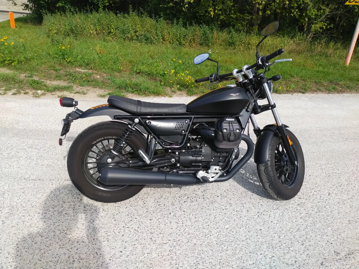 Moto Guzzi V 9 Bobber Schwarz - 2
