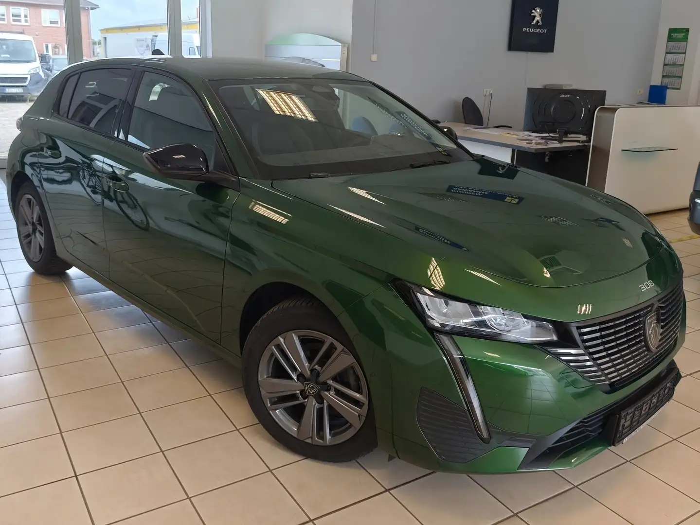 Peugeot 308 Allure PT 130 EAT8 Winter-Paket Klimaautom Navi Grün - 2
