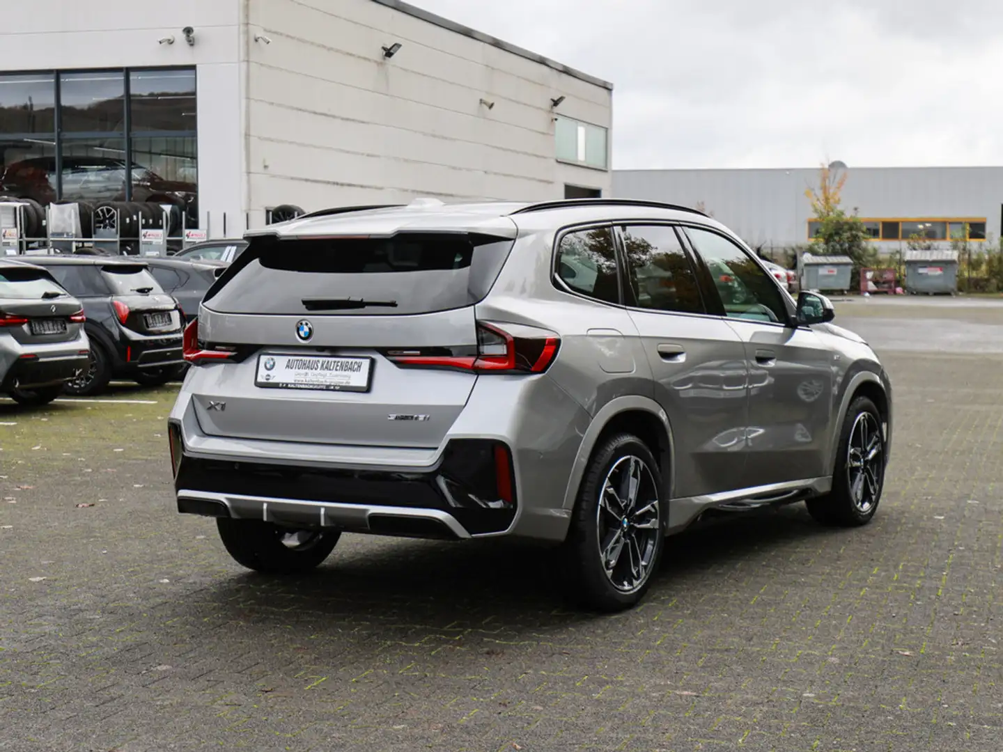 BMW X1 sDrive 18i M-Sport AHK PANO LED ACC NAVI Silber - 2