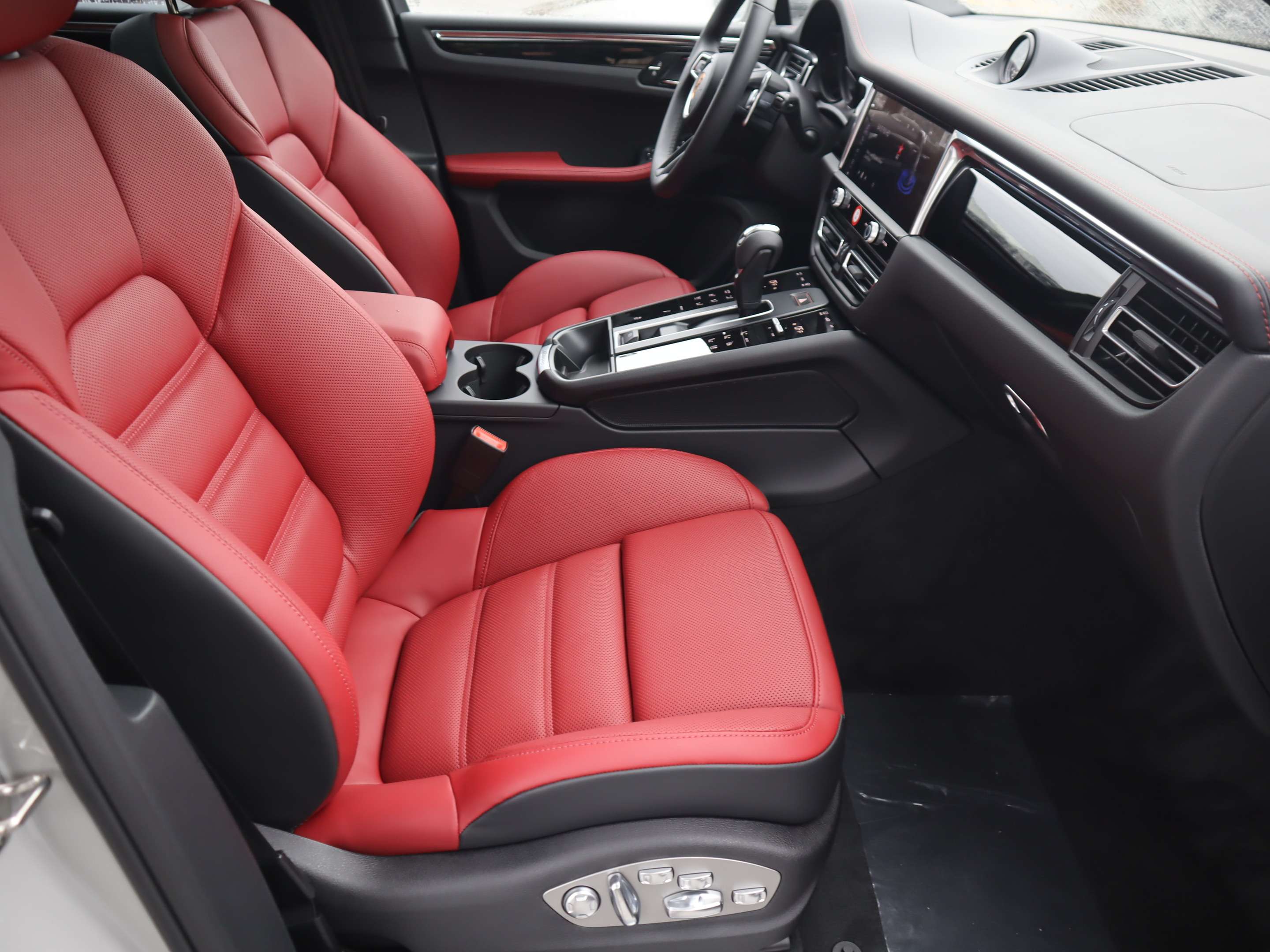 2026 Porsche Macan S AWD thumb 24