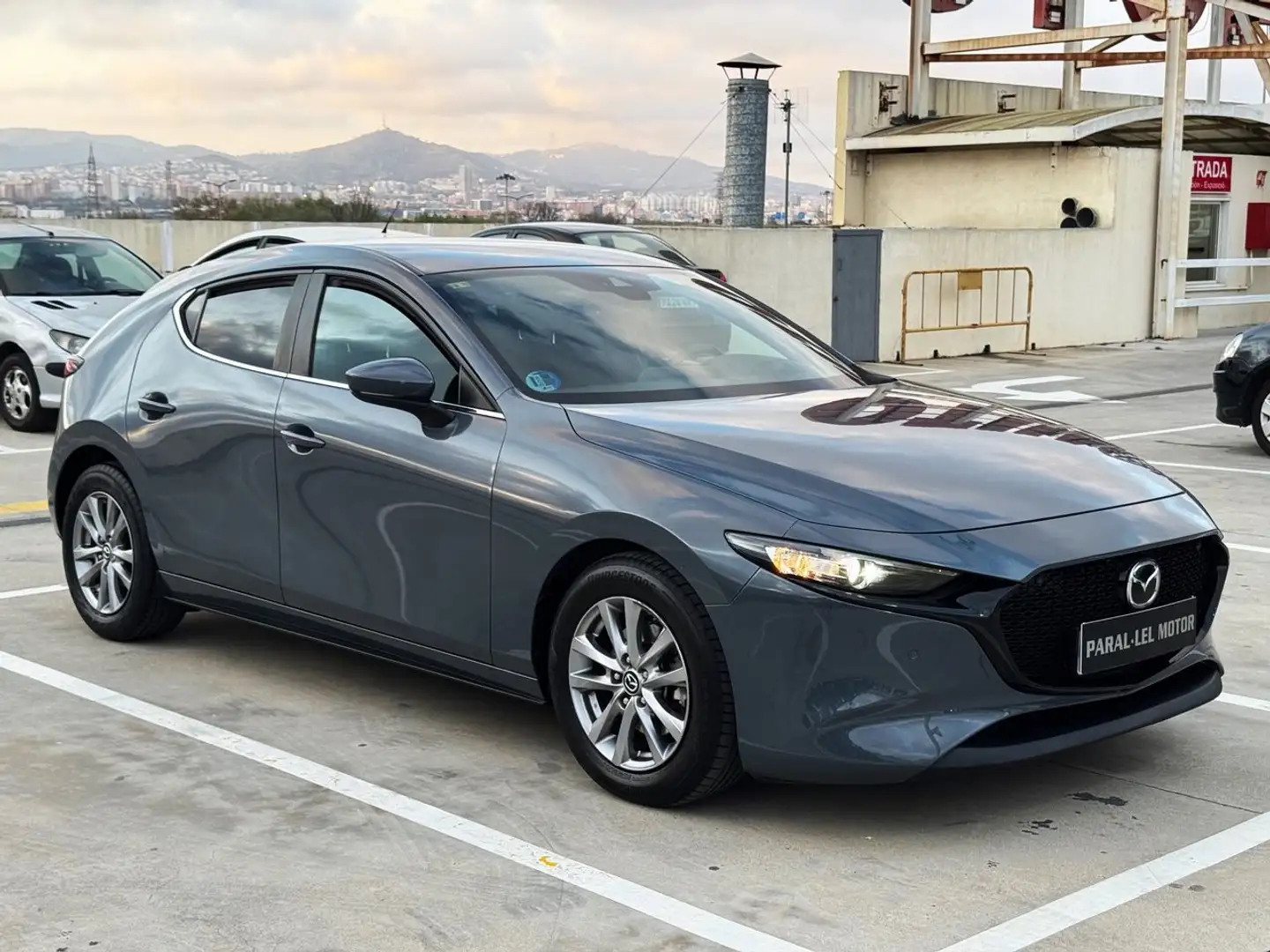 Mazda 3 2.0 SKYACTIVG EVOLUTION AUTOMÁTICO con NAVEGADOR, Grijs - 1