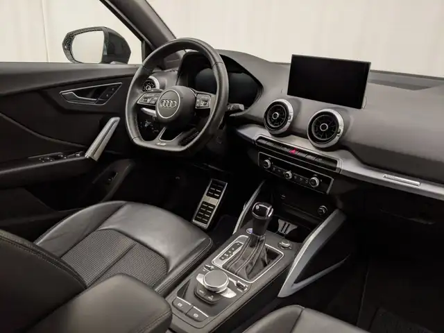 Audi Q2 view 6