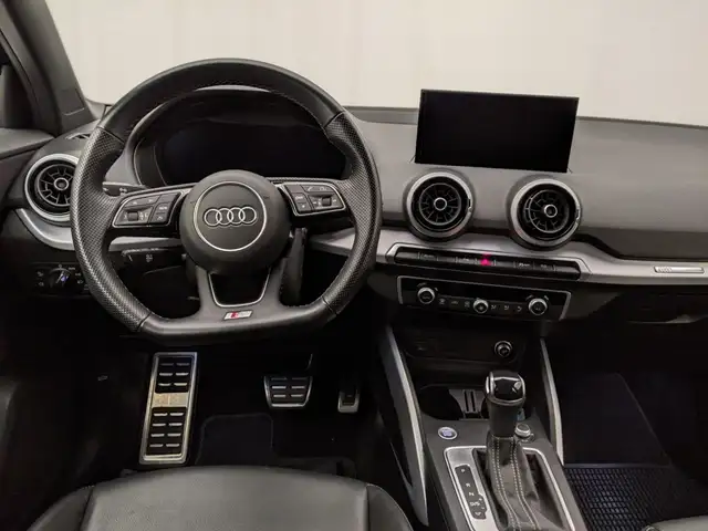 Audi Q2 view 7