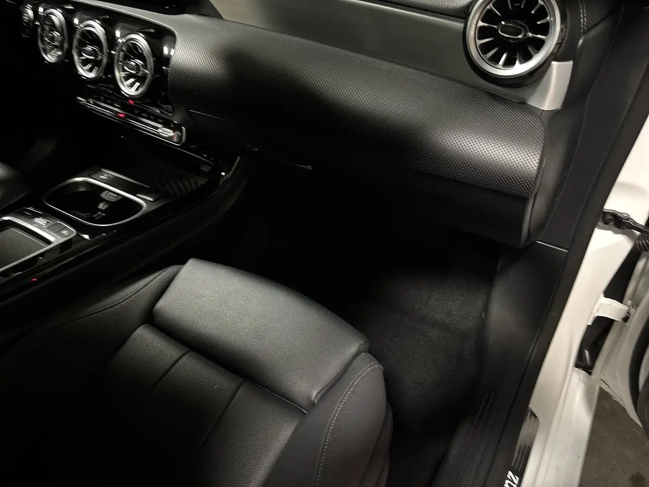 Mercedes-Benz CLA снимка Mercedes-Benz CLA