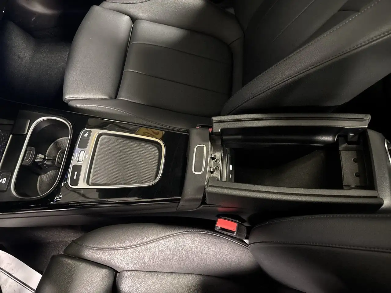 Mercedes-Benz CLA снимка Mercedes-Benz CLA