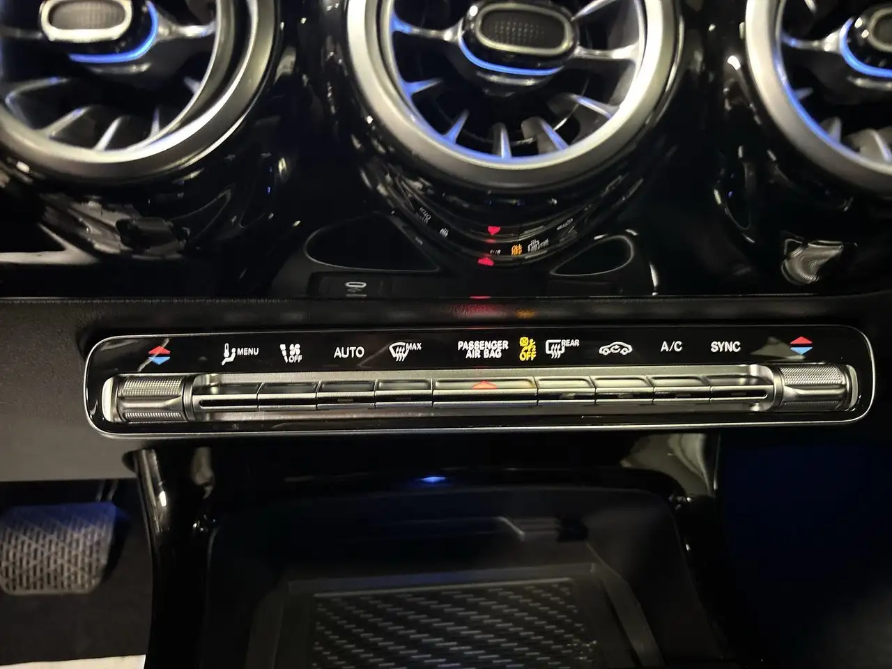 Mercedes-Benz CLA снимка Mercedes-Benz CLA