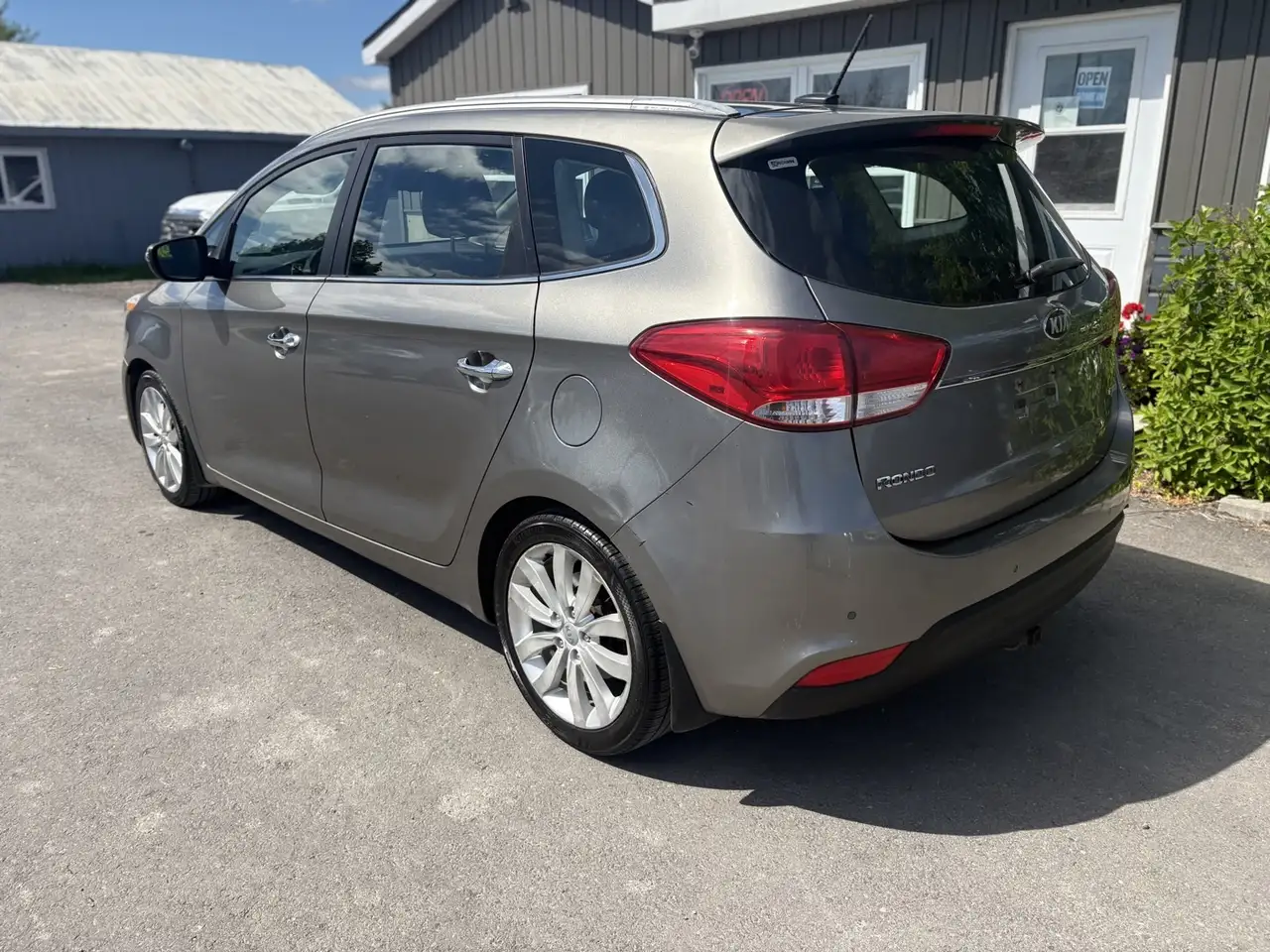 Kia Rondo photo Kia Rondo