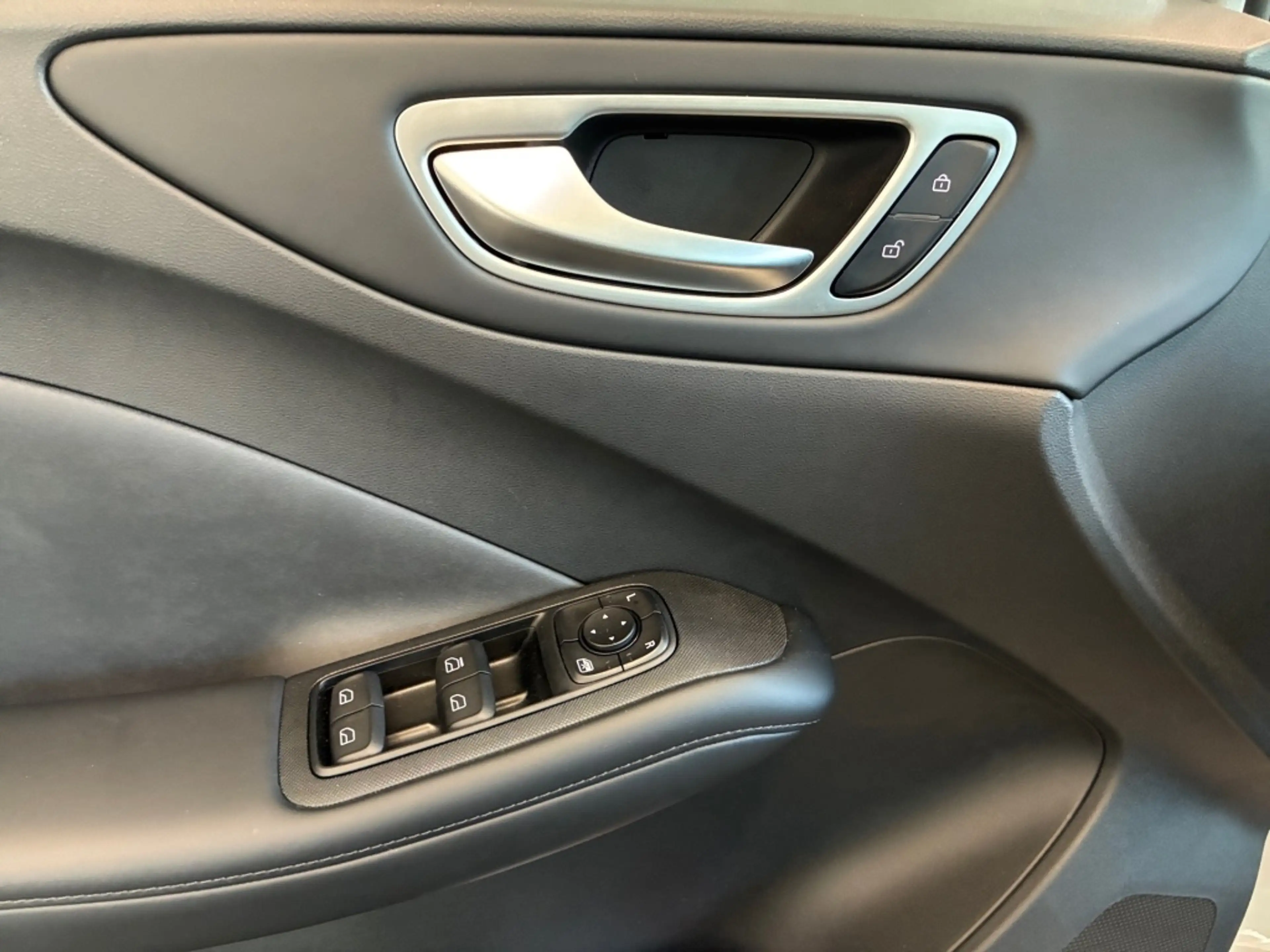 MG MG4 EV Urban Comfort Ambiente+Cam+LED+Keyl+Totw — photo 15
