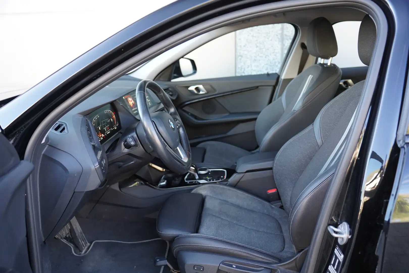 BMW 118 118i Sport Line *CAM/ ZETELVERW / SPORT /CARPLAY* Negro - 2