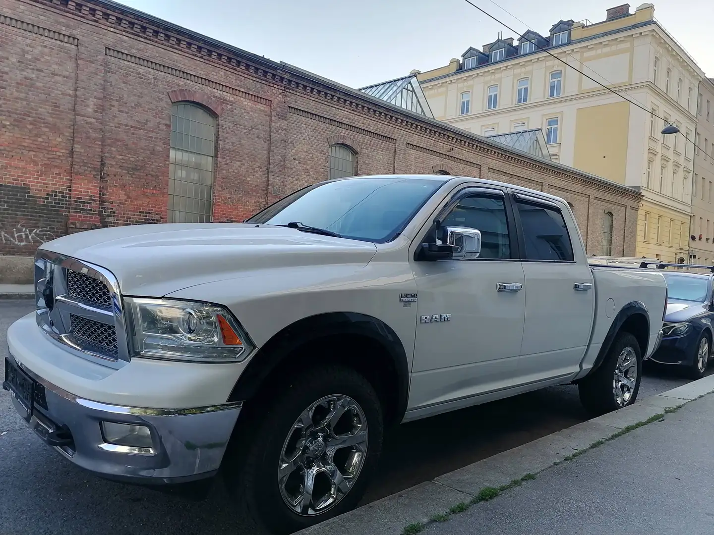 Dodge RAM Crew Cab SLT Edition 5.7 Hemi Weiß - 2