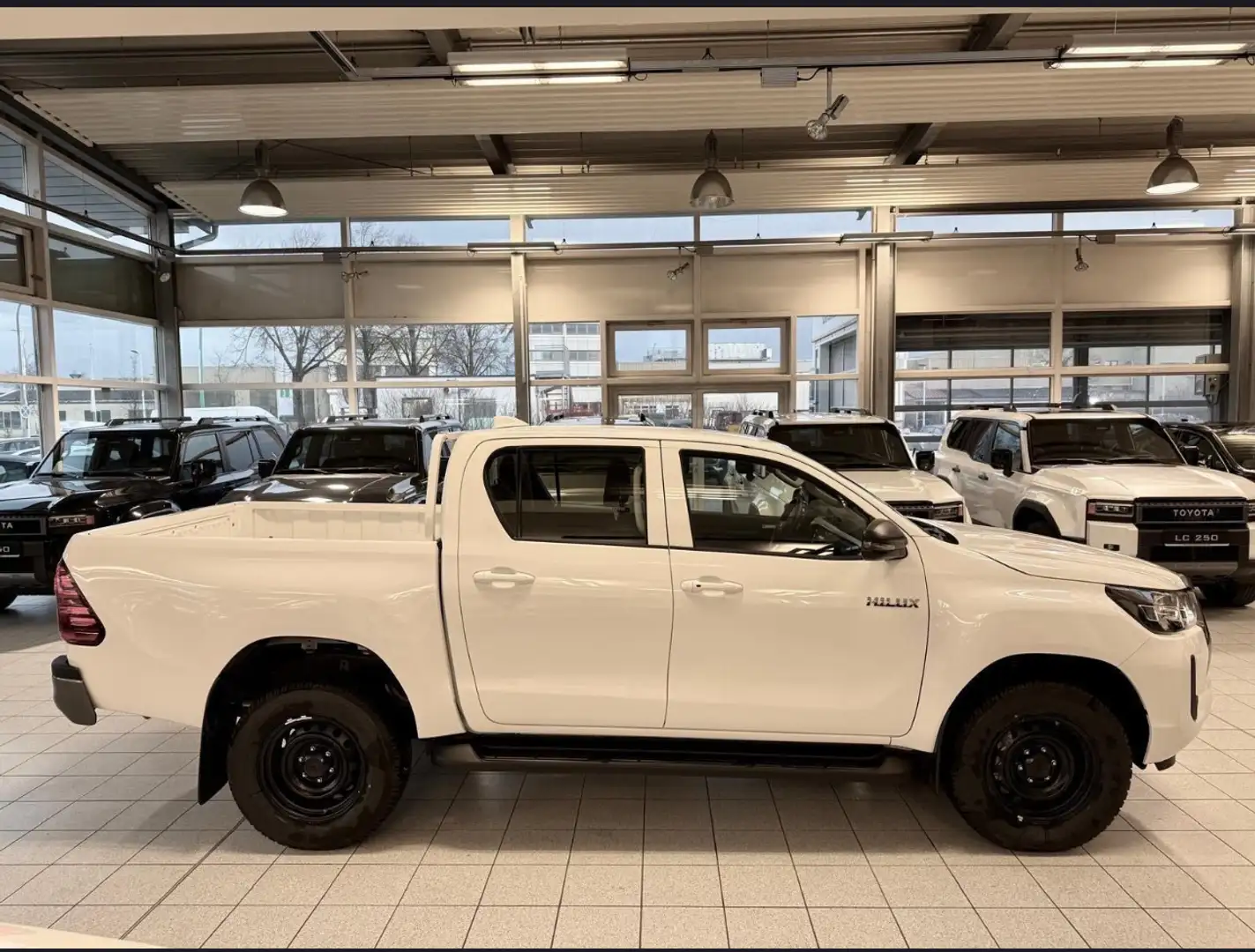 Toyota Hilux 2.8 d-4d double cab Lounge 4WD * Model 2025 * Km 0 Bianco - 2
