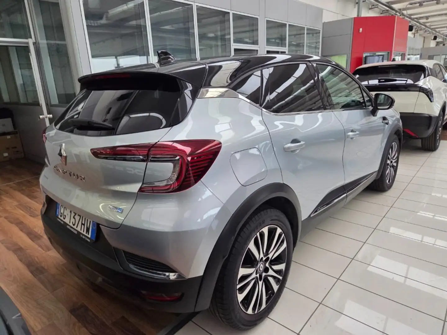 Renault Captur Plug-in Hybrid E-Tech 160 CV Initiale Paris+PELLE Grigio - 2