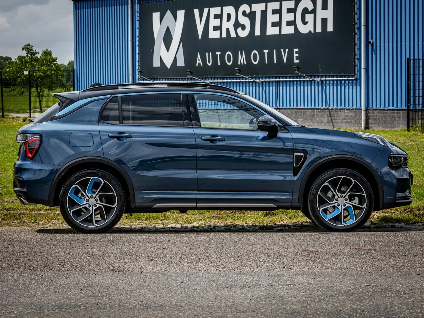 Lynk & Co 01 1.5 Plug-In Hybrid 262pk Trekhaak|Zwarte Hemel|360 Blauw - 2
