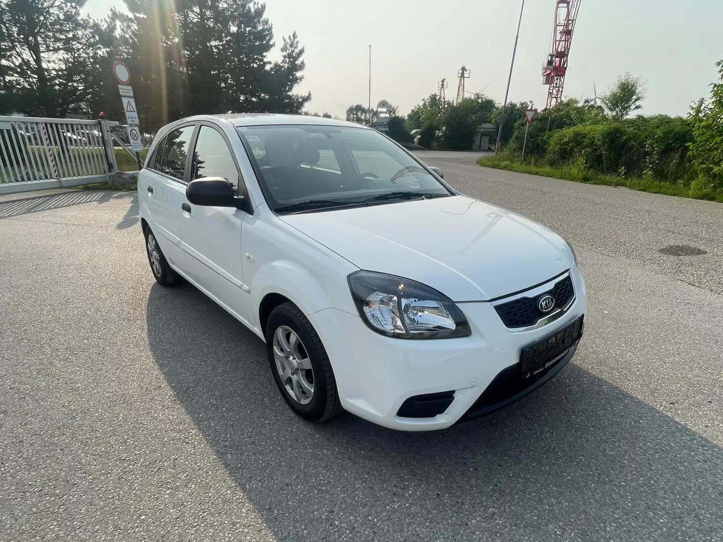 Kia Rio Rio 1,4i Active Navigator Active Navigator Weiß - 2