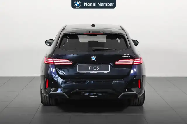 BMW 5 Series view 4