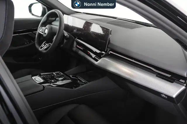 BMW 5 Series view 8