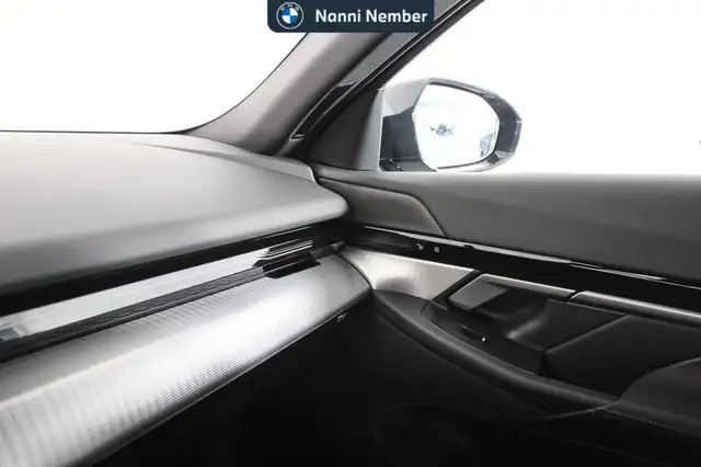BMW 5 Series view 10