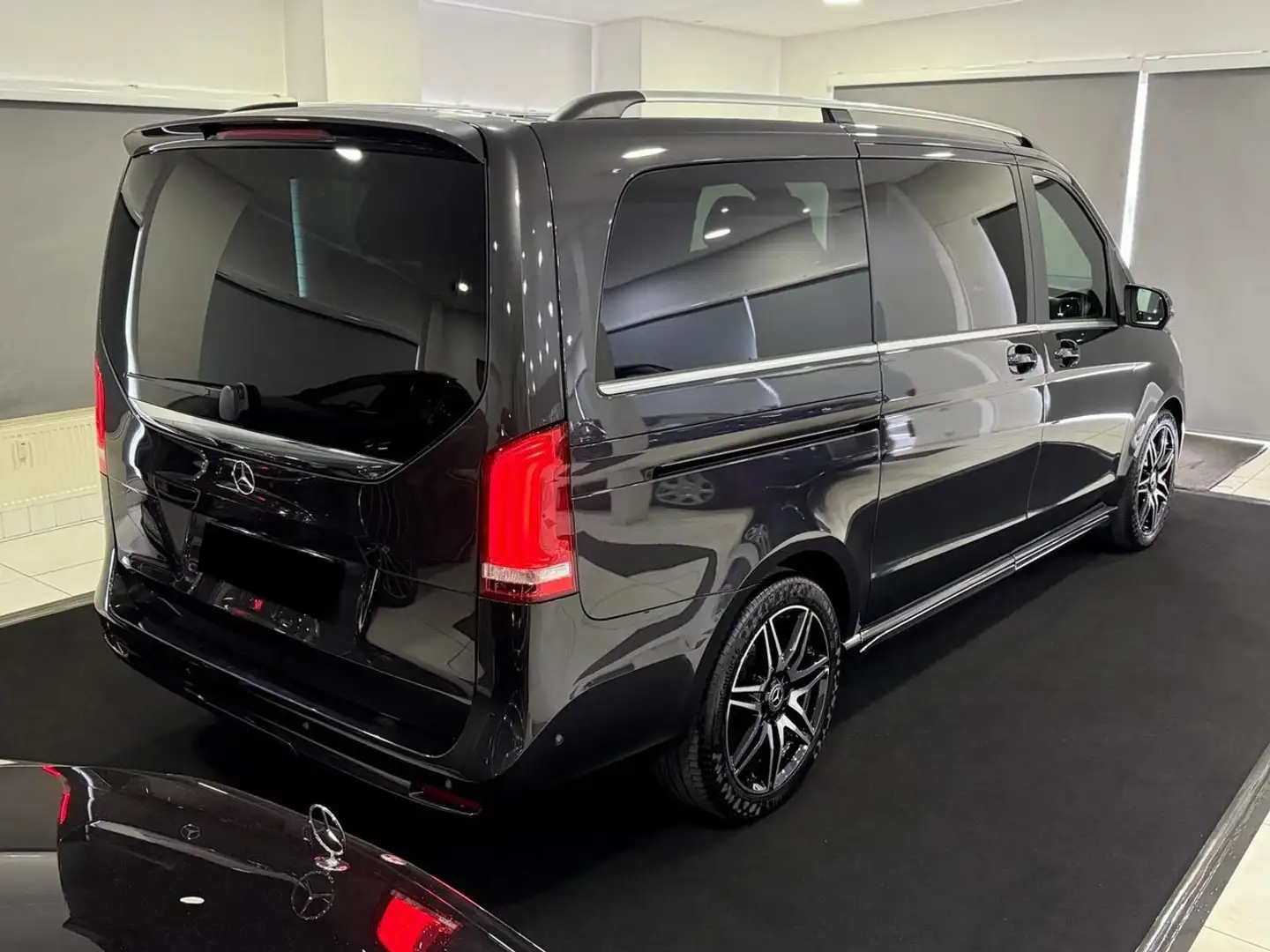 Mercedes-Benz V 300 d AMG Lungo Distronic Šedá - 2