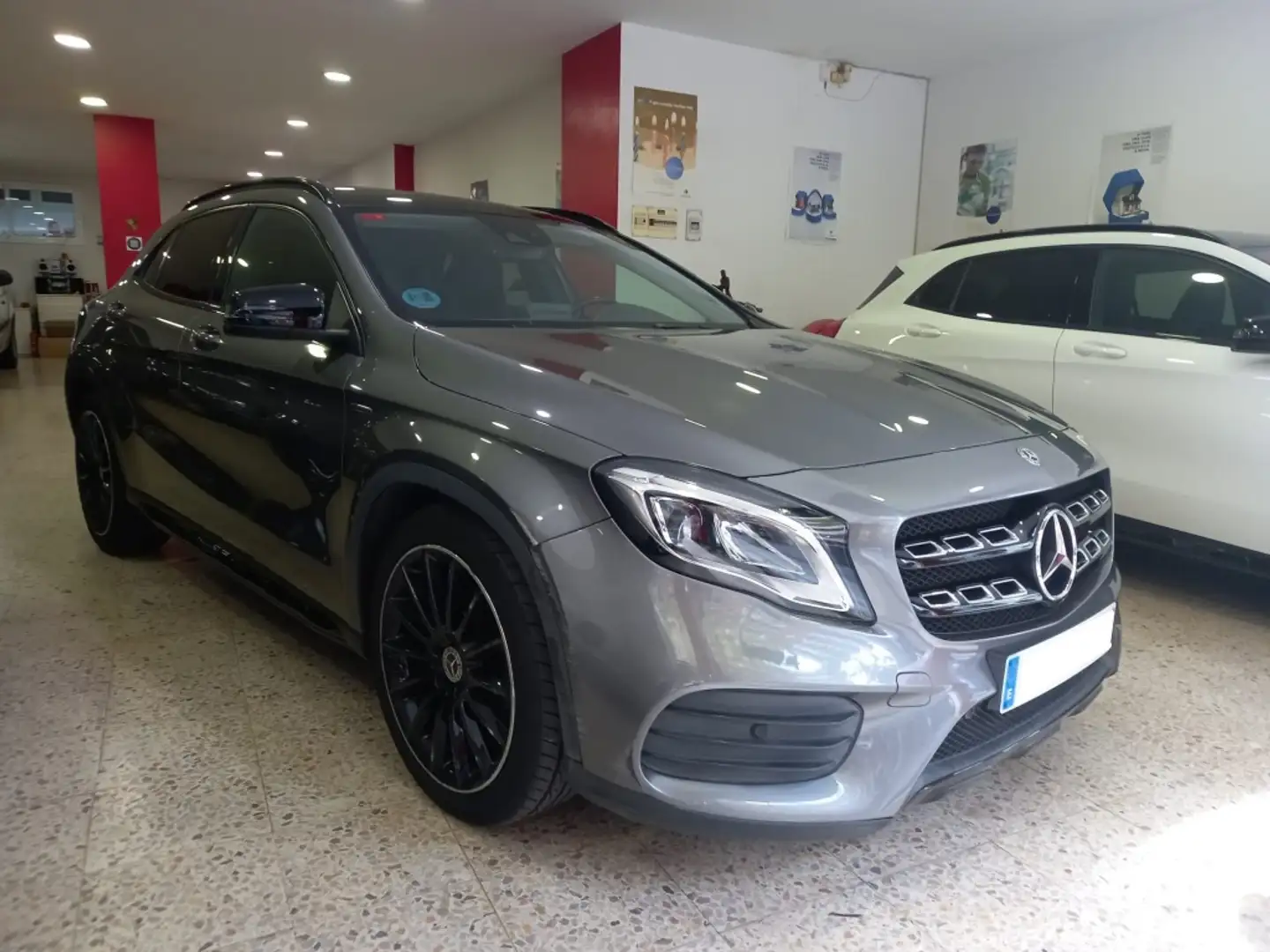 Mercedes-Benz GLA 200 7G-DCT Gris - 1