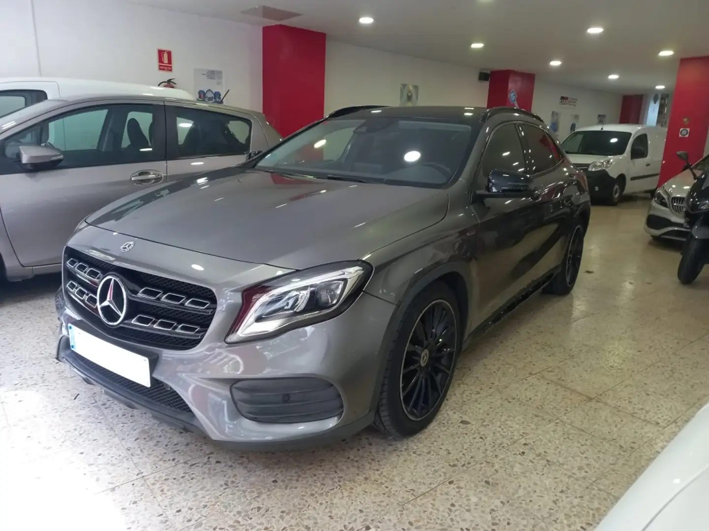 Mercedes-Benz GLA 200 7G-DCT Gris - 2