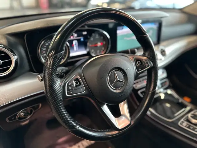 Mercedes-Benz 220 view 11