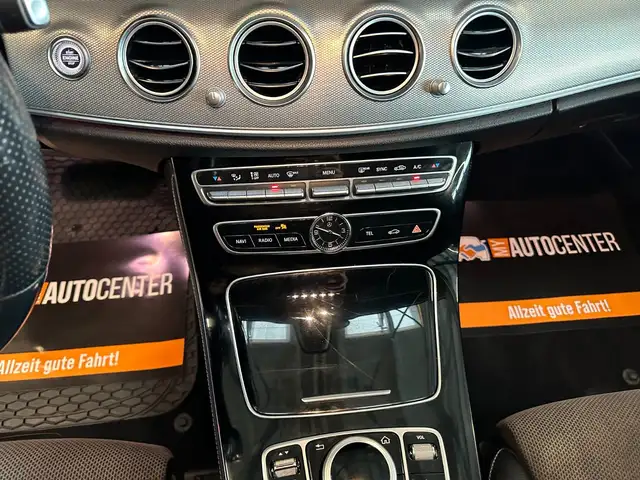 Mercedes-Benz 220 view 10