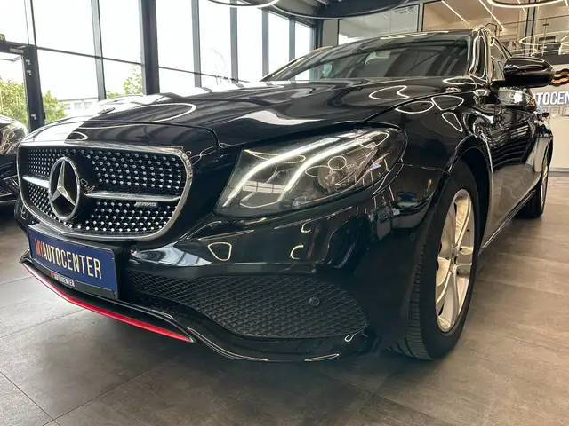Mercedes-Benz 220 view 4