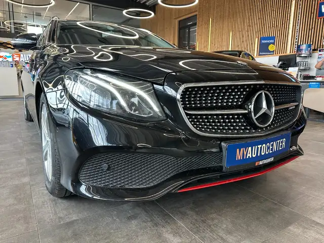 Mercedes-Benz 220 view 3