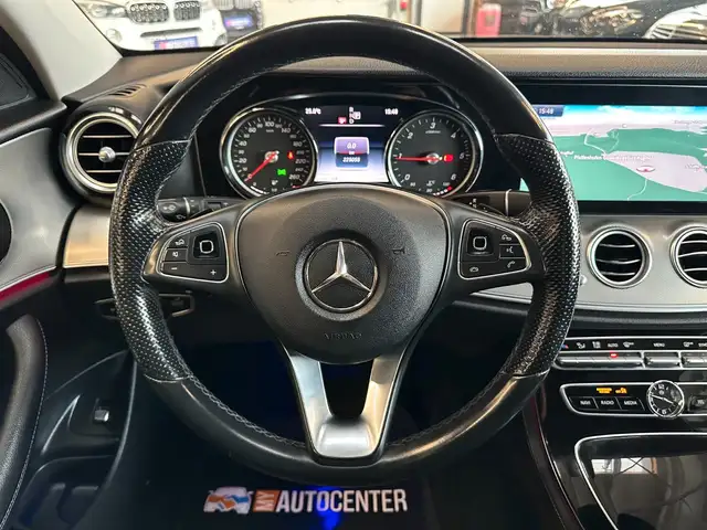 Mercedes-Benz 220 view 7
