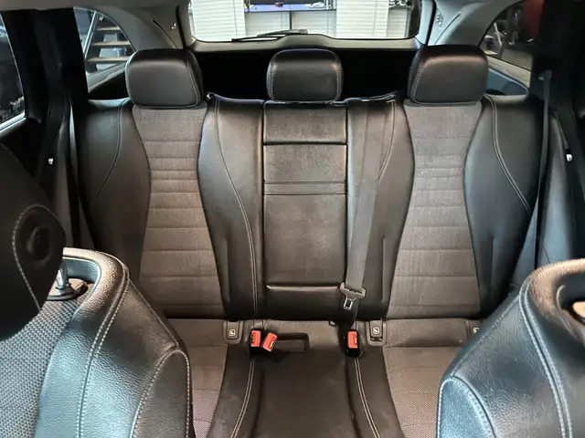 Mercedes-Benz 220 view 12