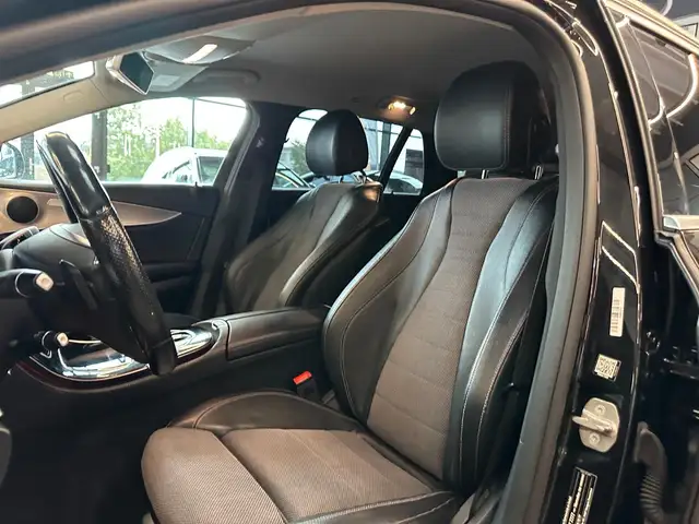 Mercedes-Benz 220 view 8
