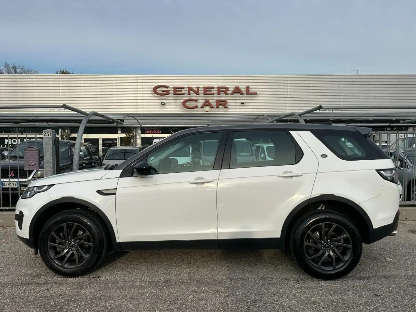 Land Rover Discovery Sport 2.0 TD4 150 CV Pure Weiß - 1
