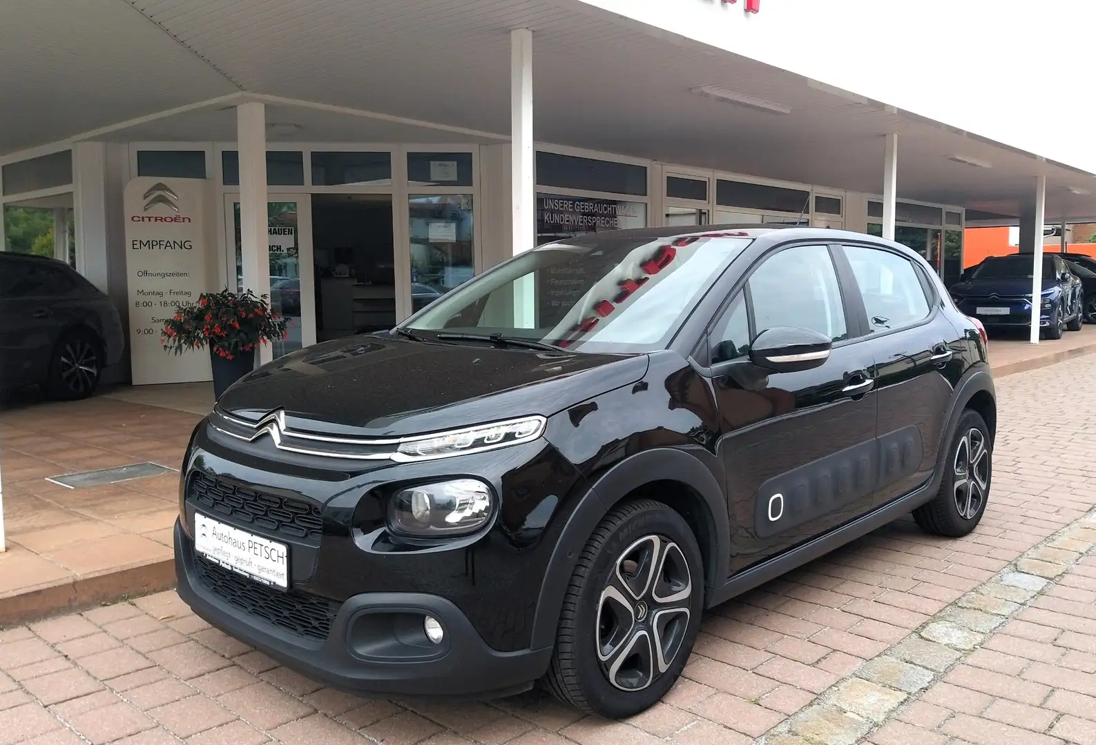 Citroen C3 PT 110 SHINE *NAVIGATION, SHZ, DAB RADIO* Noir - 2