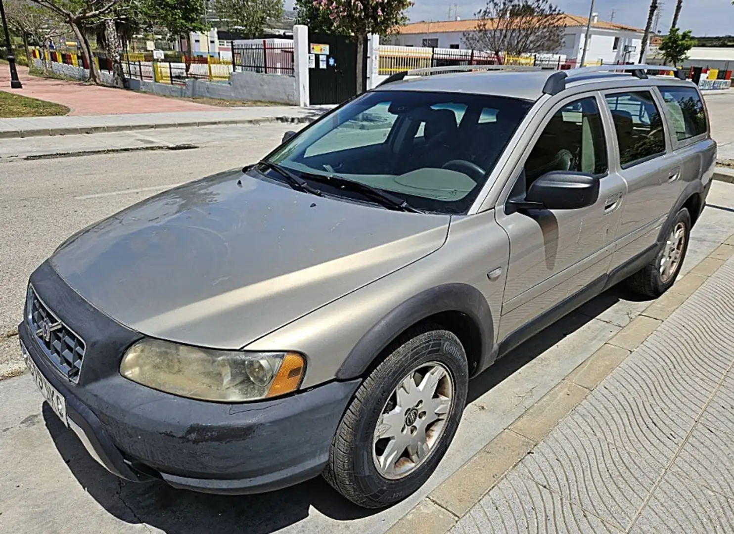 Volvo XC70 2.4D Momentum Aut. Beige - 1
