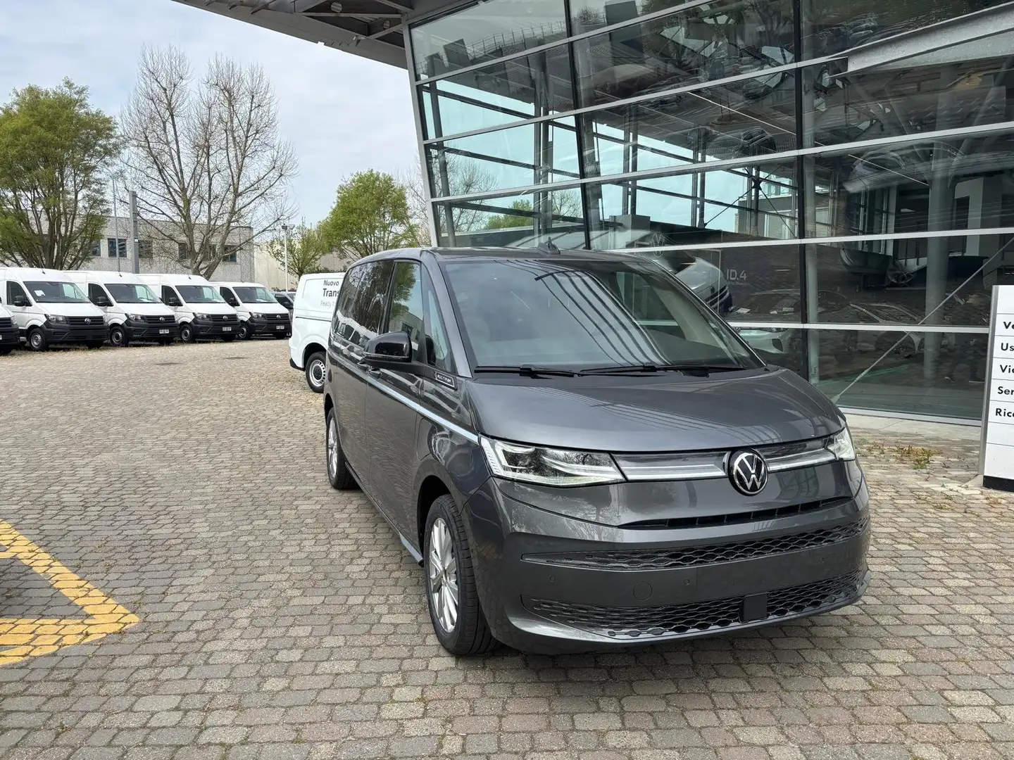 Volkswagen T7 Multivan 1.5 PHEV DSG 4Motion Style Grigio - 2