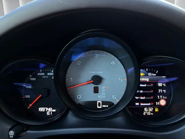 Porsche Macan view 13