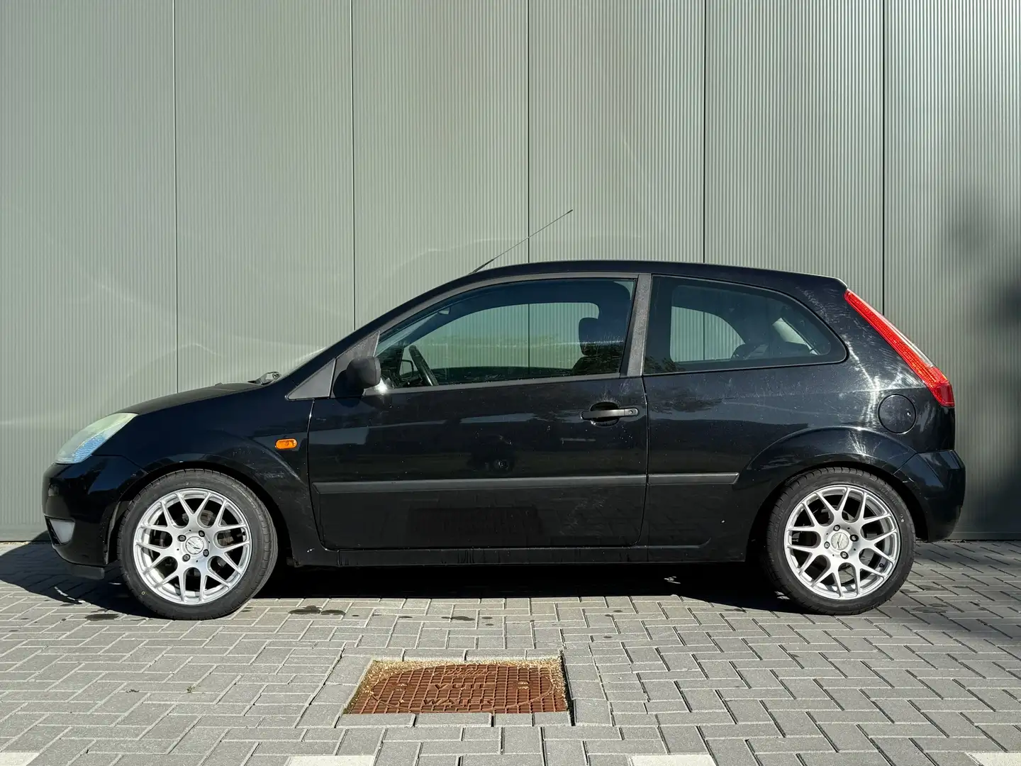Ford Fiesta 1.6 Futura 2005, Airco, Nieuwe APK, Nap, Nieuwe Ba Zwart - 2