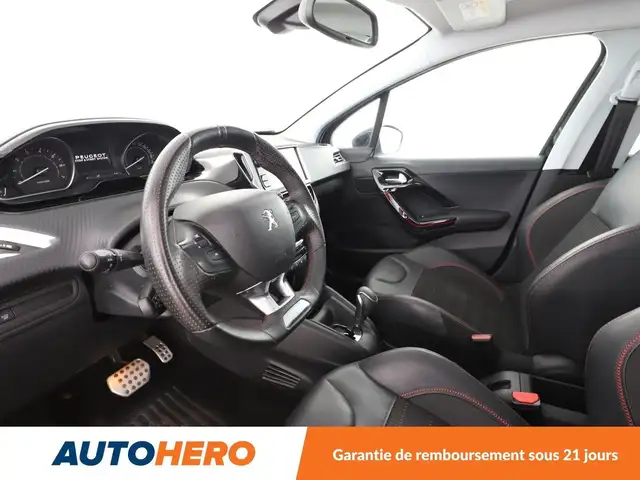 Peugeot 208 view 11