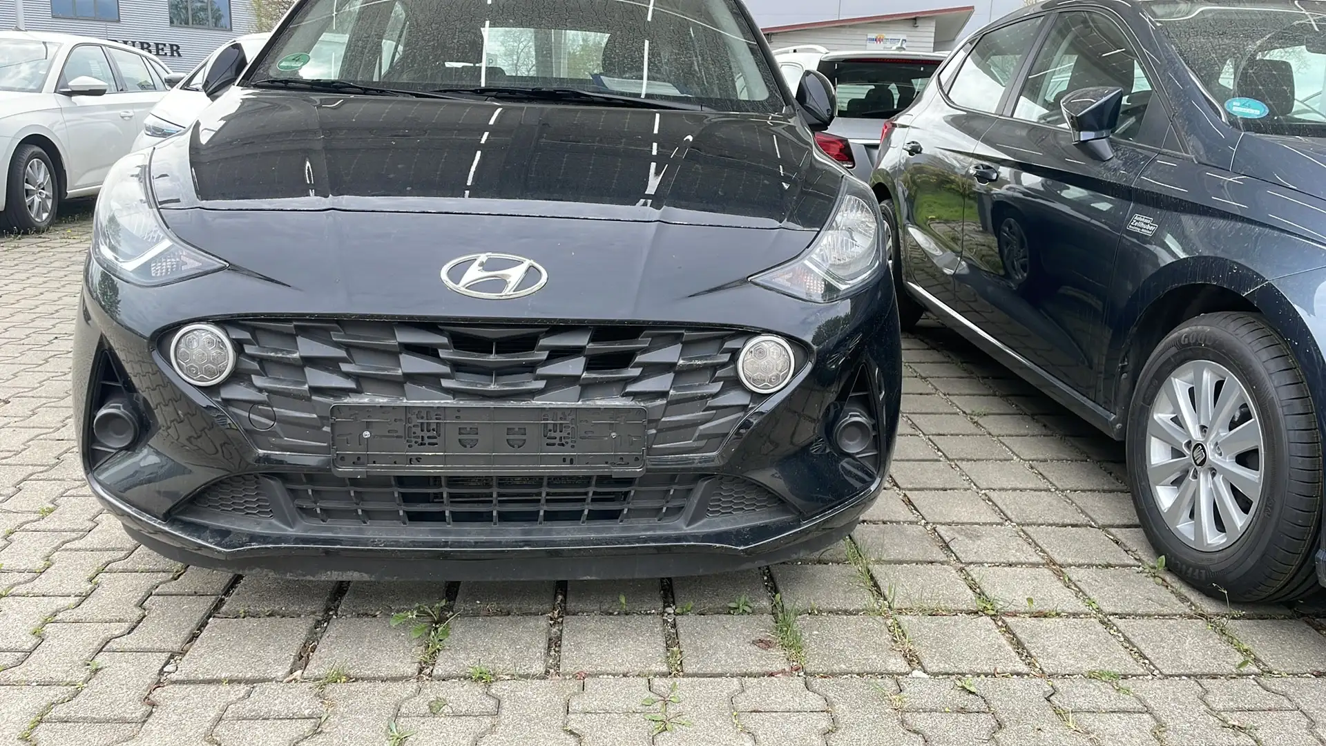 Hyundai i10 1.0 Trend Grau - 1