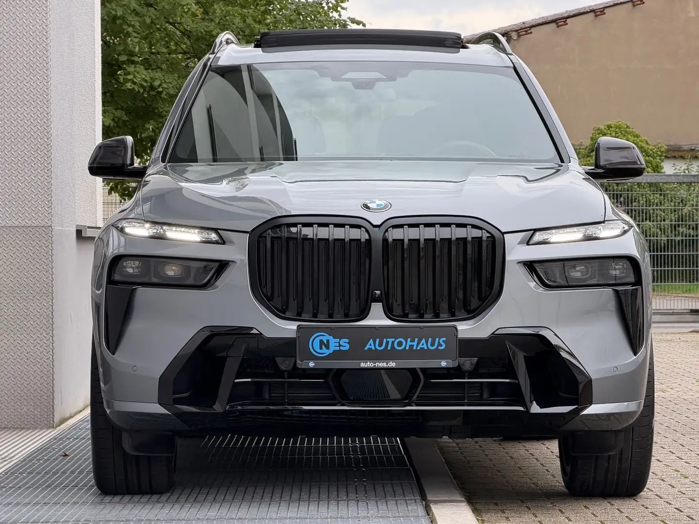 BMW X7 40i xD*M SPORT*B&W*SKY*SOFT*M-SITZE*MASSAG*22 Grau - 2