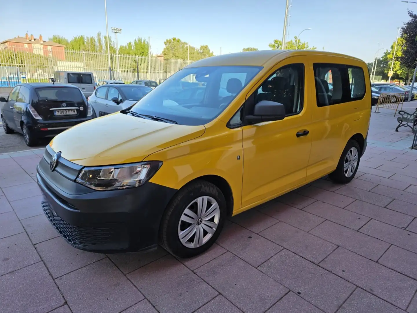 Volkswagen Caddy 2.0TDI Kombi 75kW Jaune - 1