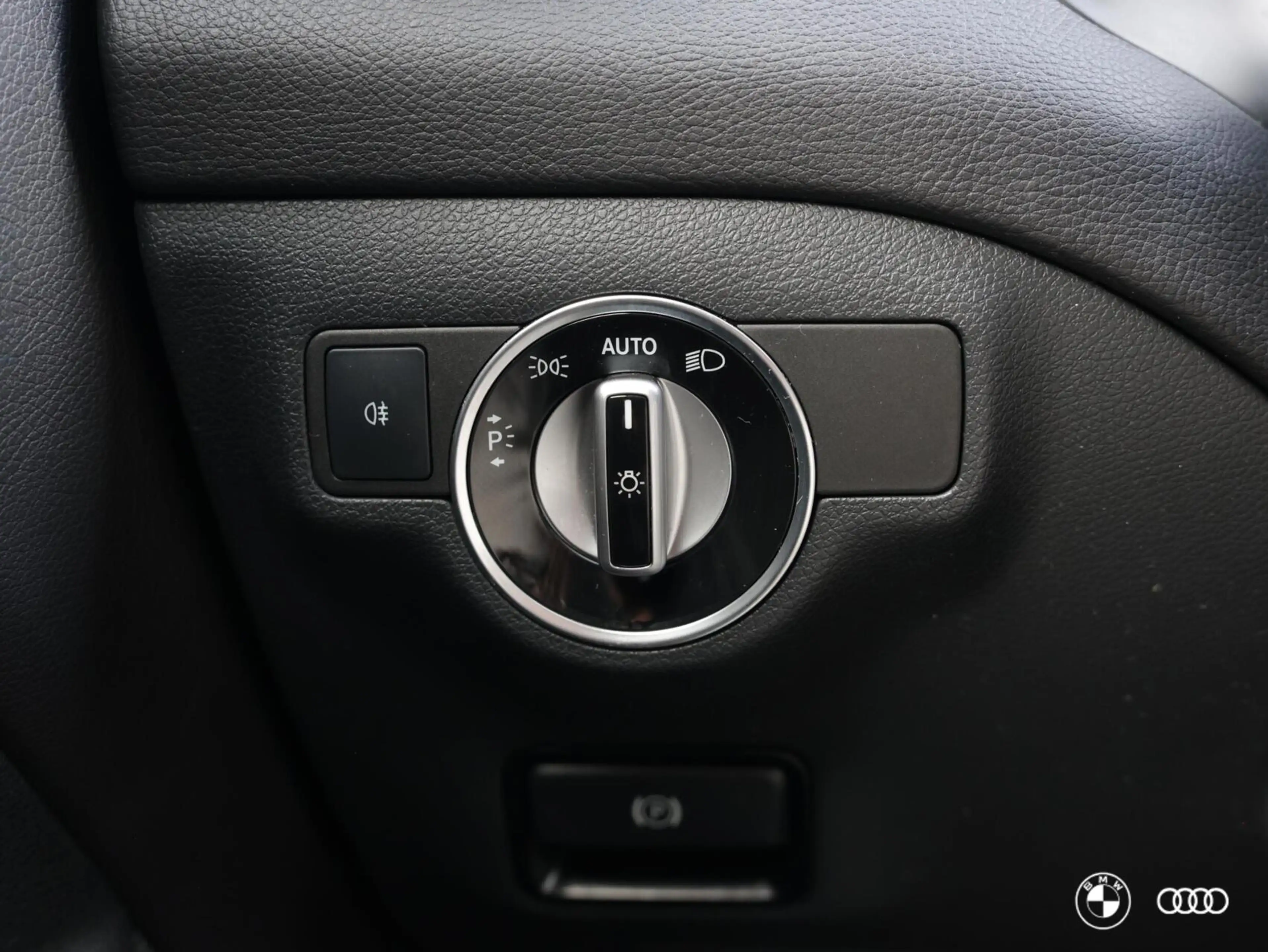 Mercedes-Benz CLA 180 AMG EDITION / AMBIENTE / CLIMA / PDC / LEDER/STOF — photo 11