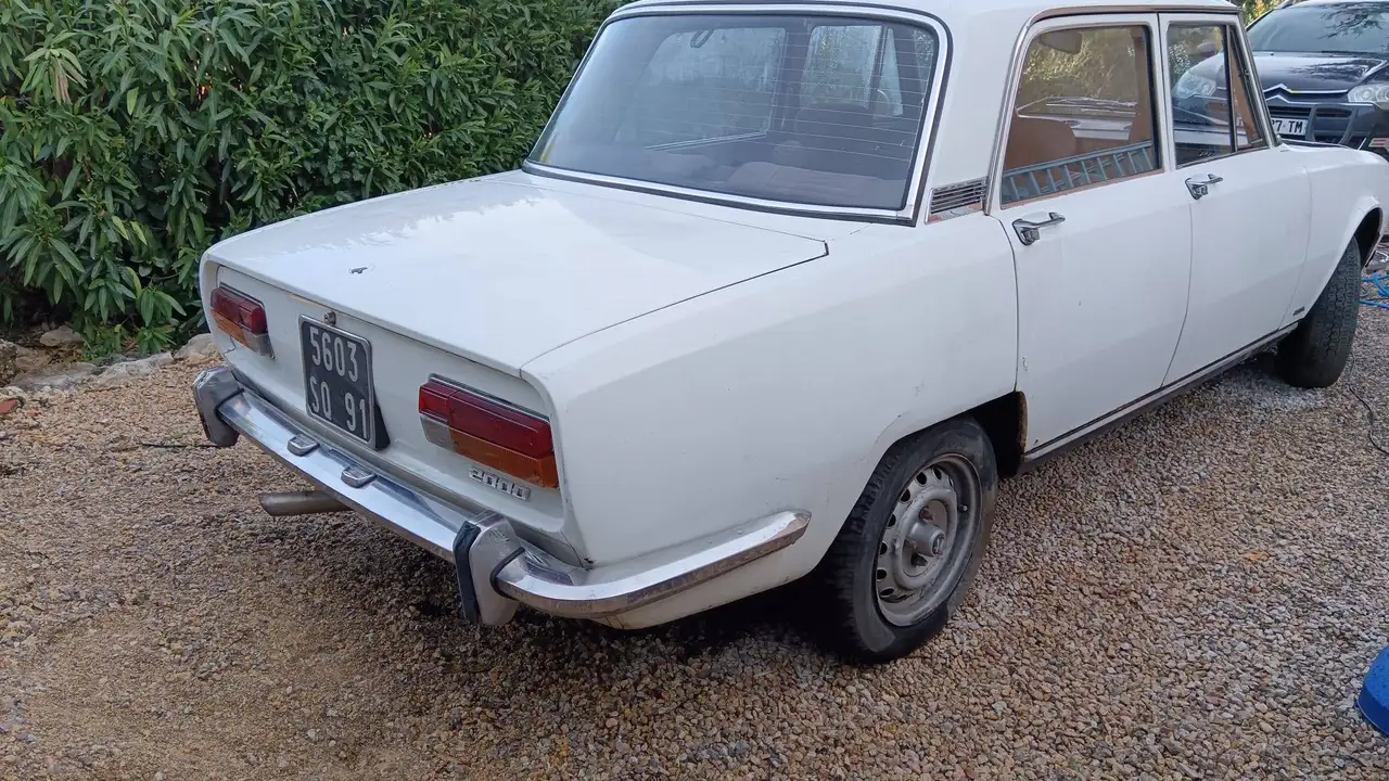 Alfa Romeo 2000 105, foto 4