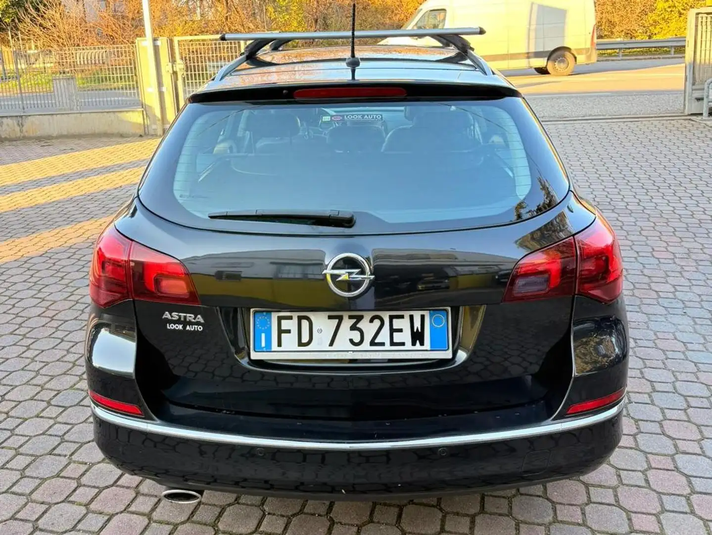 Opel Astra Astra IV 2010 Sports Tourer Sports Tourer 1.4 t Zwart - 2
